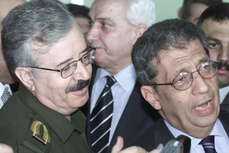 موسى يتحدث للصحفيين أثناء زيارته العراق عام 2002 (رويترز)